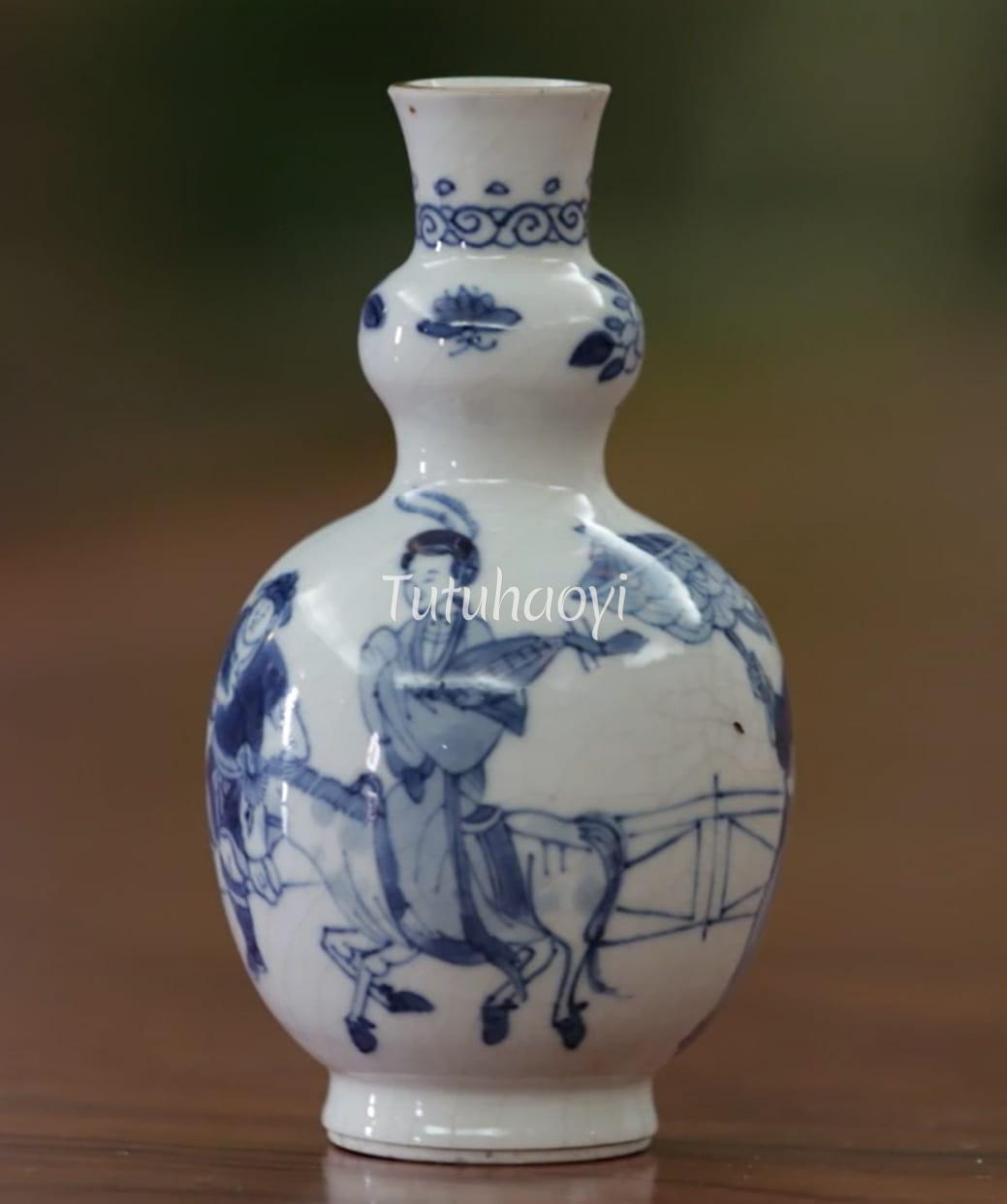 porcelain bottle depicting Wang Zhaojun on horse