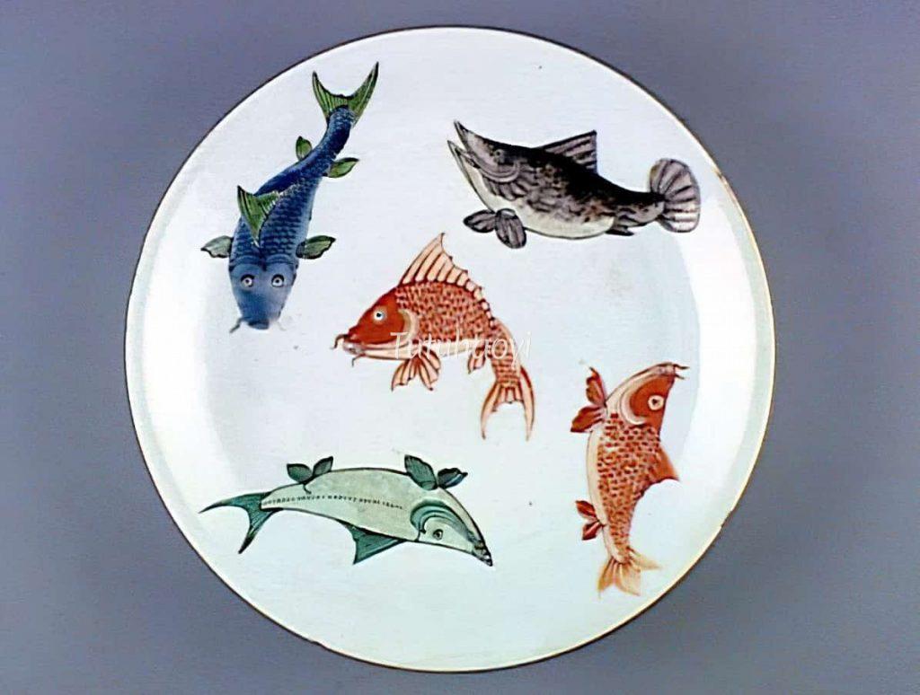 porcelain dish painted with fishes Kangxi period Guimet Museum