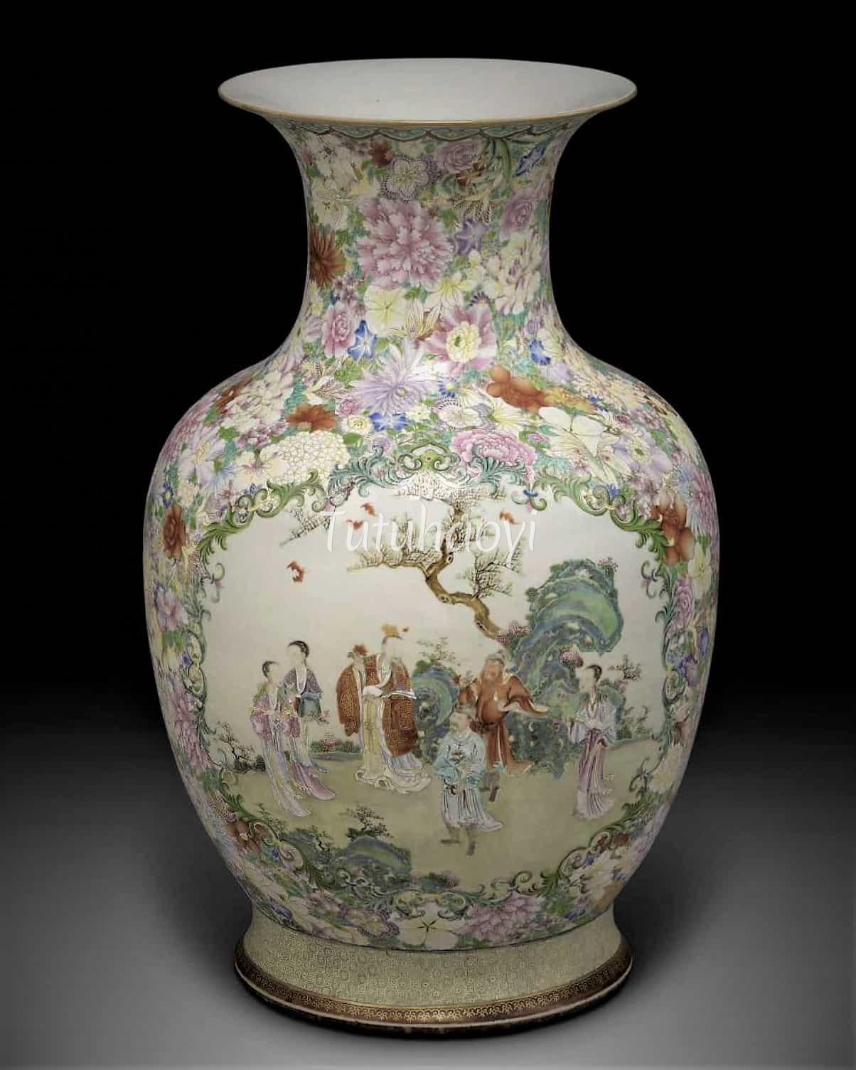 Qianlong porcelain vase bearing a pun picture of 'May good fortune descend from heaven' 