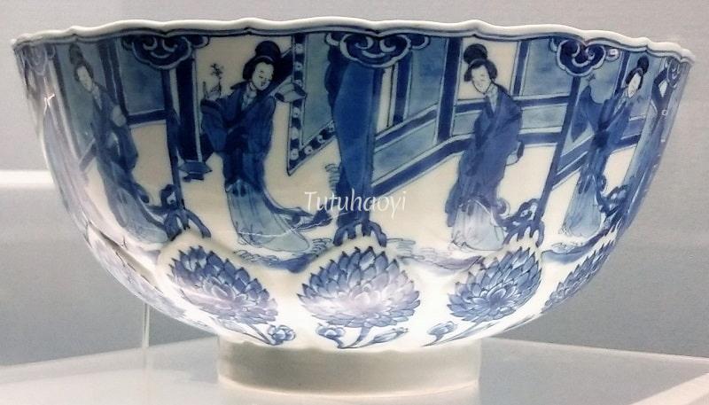 blue-and-white lobed bowl with ladies Nieuwenhuys