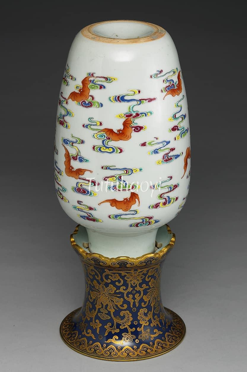 Qianlong bat motif vase Tutuhaoyi