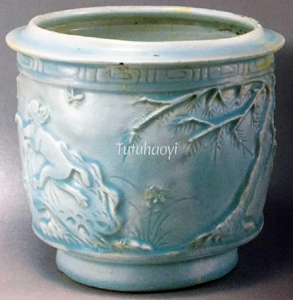 porcelain container with pun rebus picture