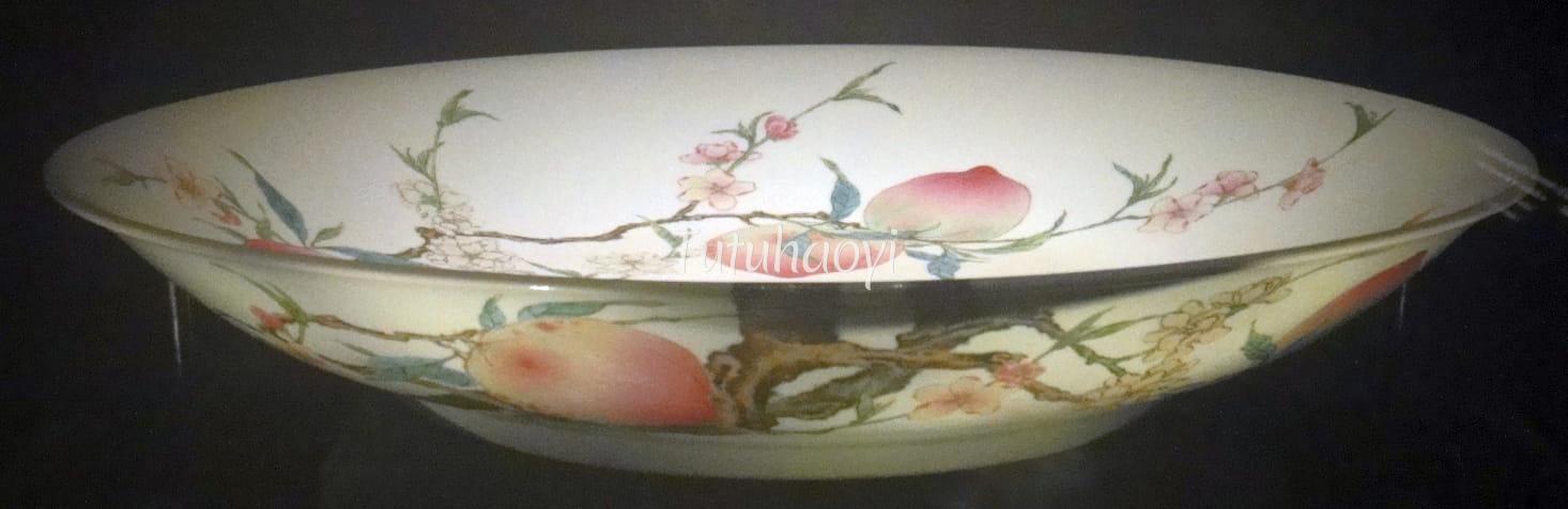 Yongzheng porcelain dish painted with peaches from Palace Museum