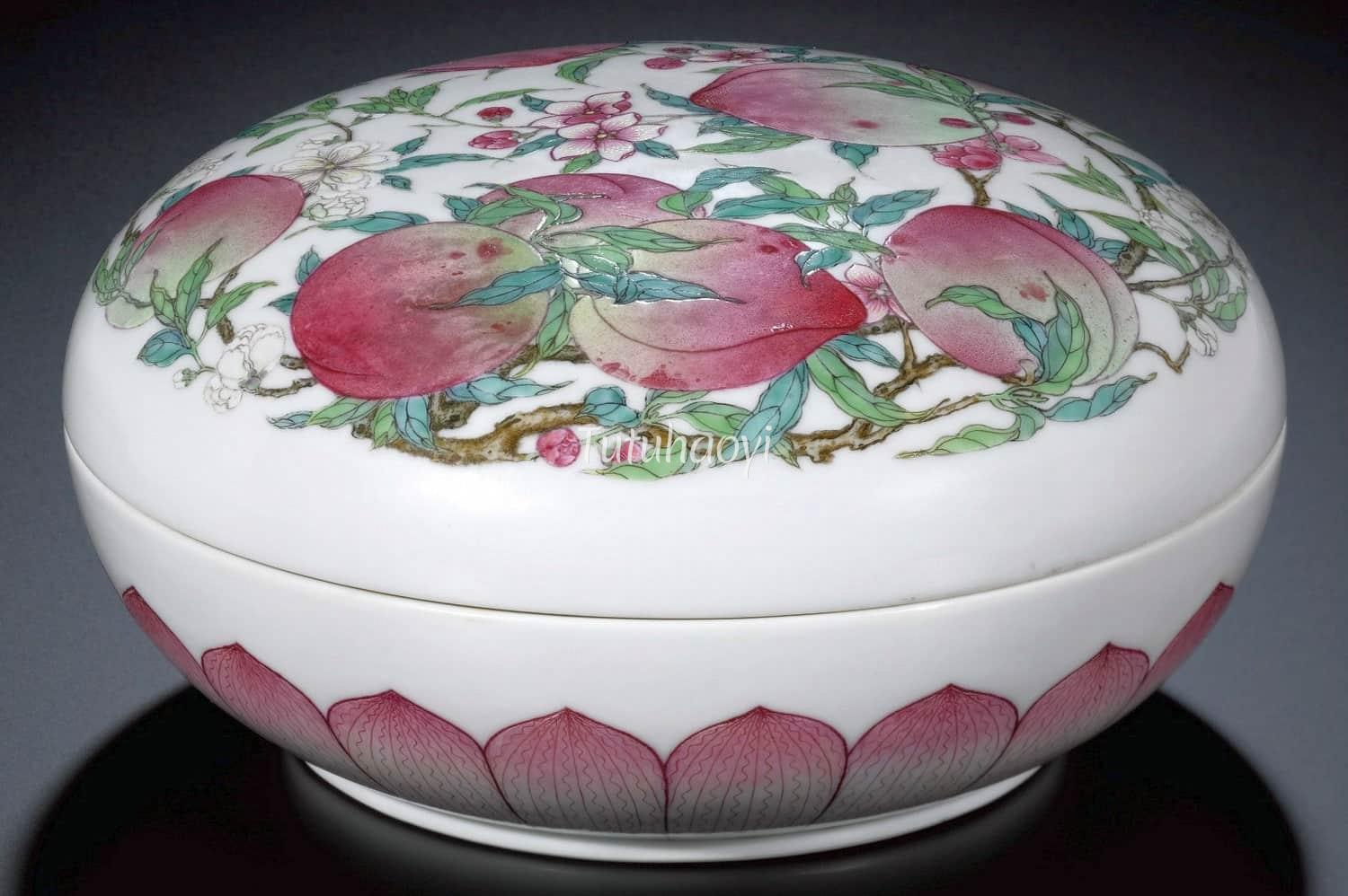 Yongzheng porcelain round box painted with peaches