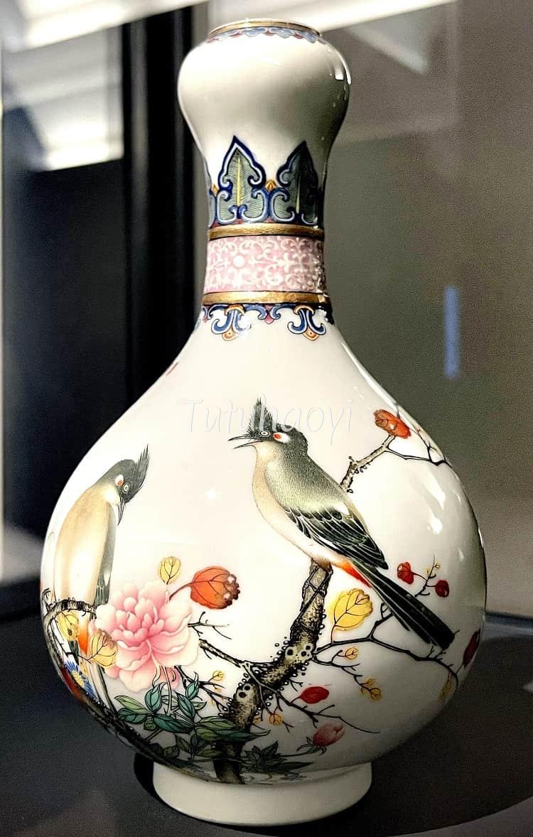 porcelain garlic-head bottle vase painted with a pair of red-whiskered bulbuls in polychrome enamels over transparent glaze in the falangcai style and gilding