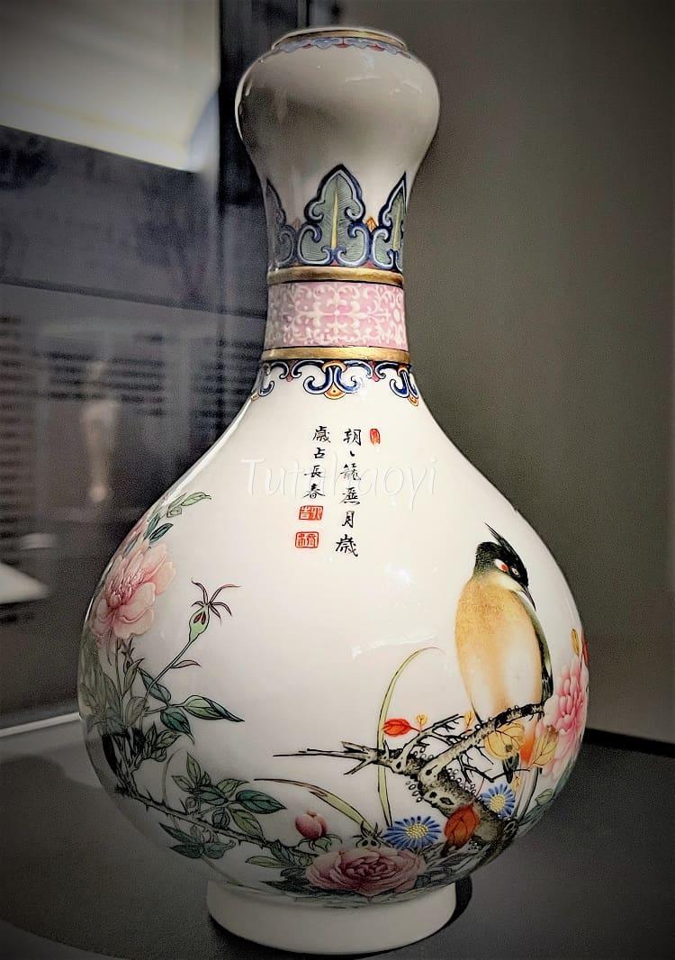porcelain garlic mouth bottle vase with falangcai enamel from the Louvre Museum