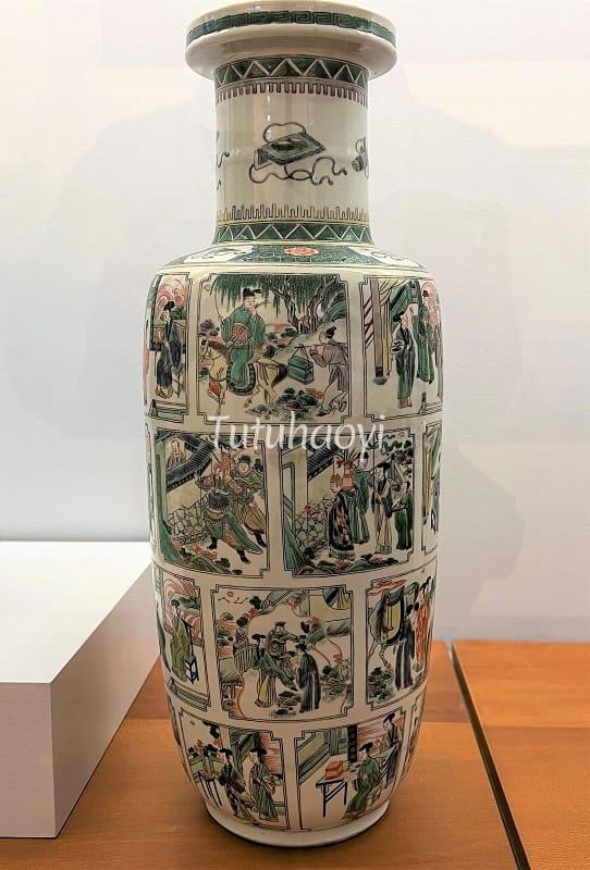 rouleau vase depicting Xixiang Ji