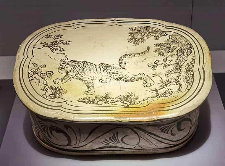 Cizhou ware pillow tiger motif