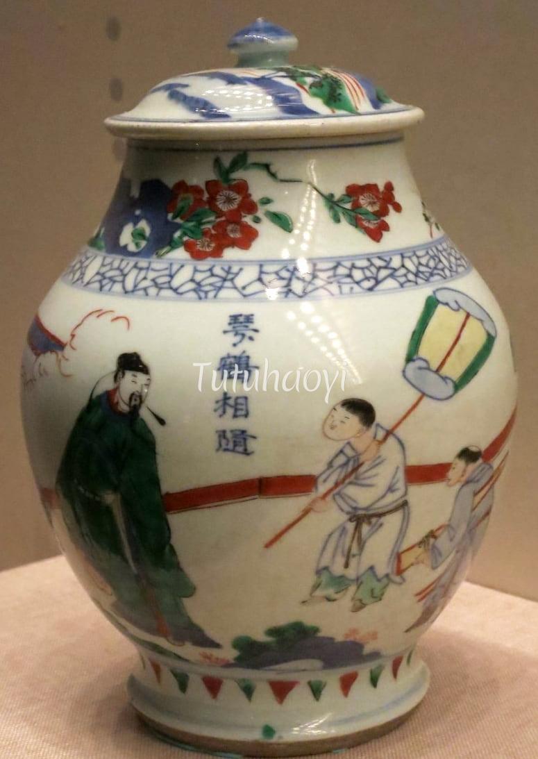 17th century porcelain jar painted with Zhao Bian and characters 琴鹤相随