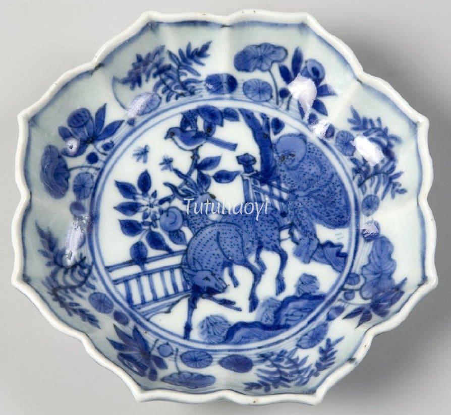 underglaze blue porcelain dish depicting deer monkey bird and bee