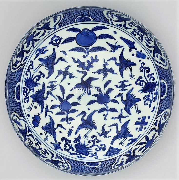Wanli round box painted with peach fruit and crane