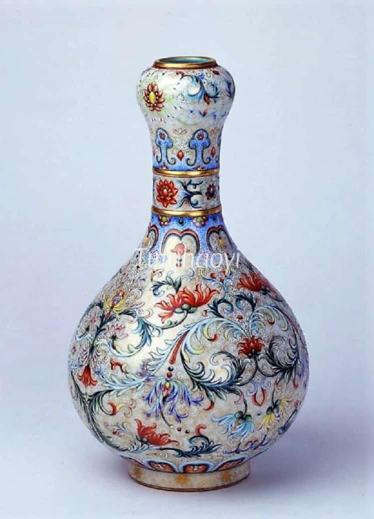porcelain garlic-head vase painted in polychrome enamels over transparent glaze in the falangcai style, Qianlong period, Palace Museum